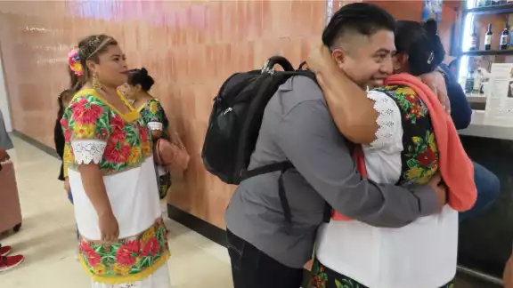 Comentó que regresa satisfecho y feliz porque dejará de ser un pariente de teléfono