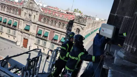 Elementos del Heroico Cuerpo de Bombreros de la Ciudad de México lograron poner a salvo a un hombre que amenazaba con suicidarse desde lo alto del del Edificio de Gobierno de la CDMX Elementos del Heroico Cuerpo de Bombreros de la Ciudad de México lograron poner a salvo a un hombre que amenazaba con suicidarse desde lo alto del del Edificio de Gobierno de la CDMX