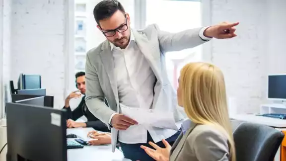 Los despidos pueden llegar por faltar y llegar tarde al trabajo