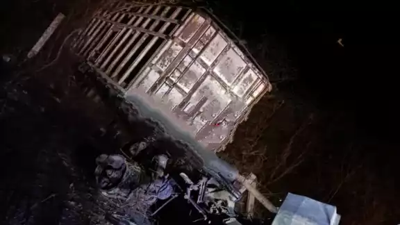 El conductor perdió la vida dentro del tráiler El conductor perdió la vida dentro del tráiler