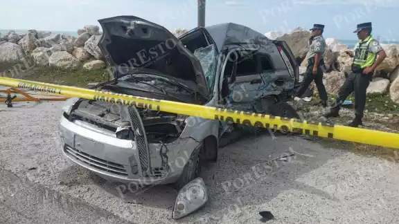 El chofer de la pesada unidad se dio a la fuga abandonando la trágica escena El chofer de la pesada unidad se dio a la fuga abandonando la trágica escena