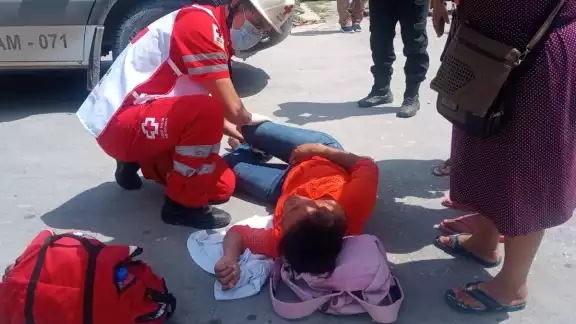 Motociclista termina lesionada tras ser arrollada por una camioneta en Escárcega Motociclista termina lesionada tras ser arrollada por una camioneta en Escárcega