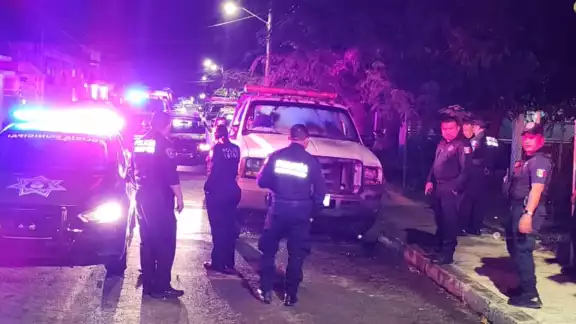 El fuego comenzó a consumir la pesada unidad hasta que los bomberos llegaron y sofocaron la llamas