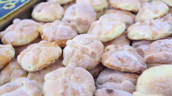 El pan de muerto se ha acostumbrado a poner en las ofrendas de Día de Muertos, aunque no sea originario de la región El pan de muerto se ha acostumbrado a poner en las ofrendas de Día de Muertos, aunque no sea originario de la región