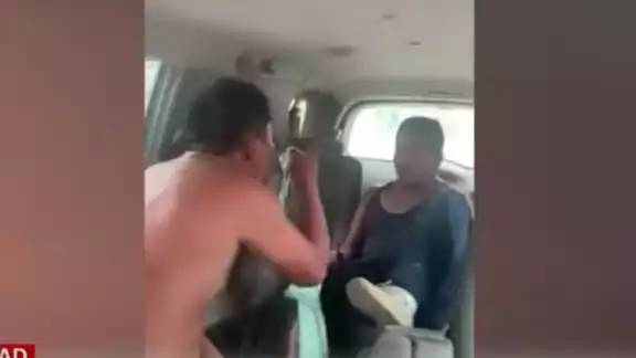 El padre detuvo al ladrón y lo llevó ante la policía