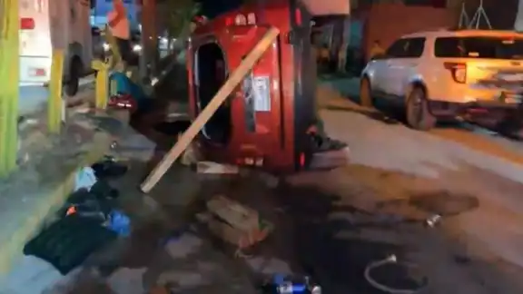 La camioneta se estrelló contra un auto estacionado
