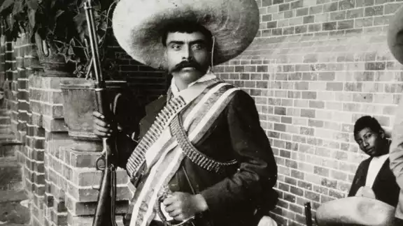 En 1916, promueve la creación de la Ley Agraria en apoyo a los campesinos En 1916, promueve la creación de la Ley Agraria en apoyo a los campesinos