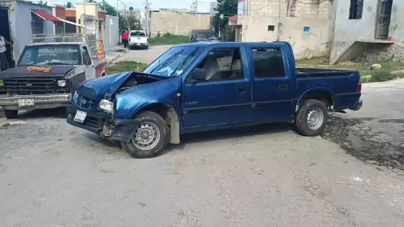 El conductor iba a exceso de velocidad al estrellarse contra el poste