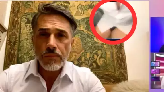 Durante una entrevista, el actor dejo ver que no traía pantalones puestos. Foto: Especial Durante una entrevista, el actor dejo ver que no traía pantalones puestos. Foto: Especial