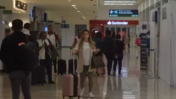 Otros nueve aterrizaron entre las 8:10 y las 13:45 horas, seis de los cuales provenían de la capital del país Otros nueve aterrizaron entre las 8:10 y las 13:45 horas, seis de los cuales provenían de la capital del país