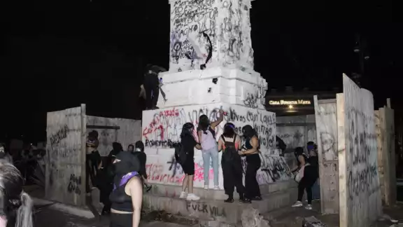 Le prendieron fuego a las maderas del monumento a Felipe Carrillo Puerto y así como las instaladas frente a Palacio de Gobierno Le prendieron fuego a las maderas del monumento a Felipe Carrillo Puerto y así como las instaladas frente a Palacio de Gobierno