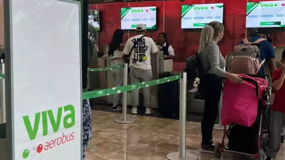 A su llegada a la pista de aterrizaje, el avión 737-800 fue recibido con el famoso arco de agua