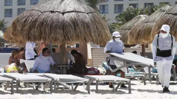 Empresarios del ramo y restauranteros aseguran que hay un déficit de personal de aproximadamente el 10 por ciento, lo que en números reales equivale a 20 mil puestos