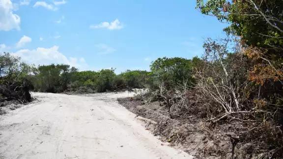 Al empresario local, la Secretaría de Medio Ambiente y Recursos Naturales ya le rechazó dos proyectos inmobiliarios en el litoral Poniente Al empresario local, la Secretaría de Medio Ambiente y Recursos Naturales ya le rechazó dos proyectos inmobiliarios en el litoral Poniente