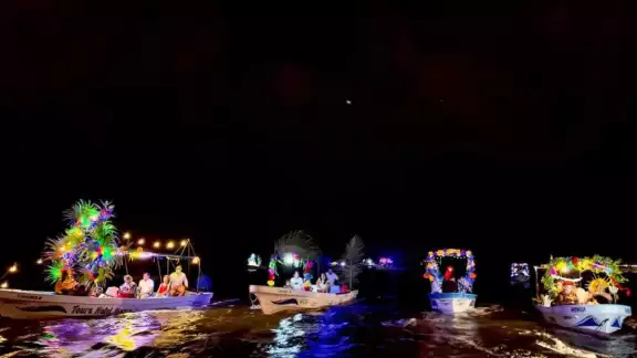 Es una mezcla de actividades tomadas de las tradiciones mexicanas y costumbres anglosajonas Es una mezcla de actividades tomadas de las tradiciones mexicanas y costumbres anglosajonas