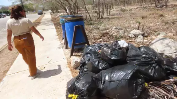 El candidato del PRIAN prometió ocho hectáreas verdes, que ahora están entre hierba y desperdicios, con desechos que recolectan únicamente vecinos de la zona El candidato del PRIAN prometió ocho hectáreas verdes, que ahora están entre hierba y desperdicios, con desechos que recolectan únicamente vecinos de la zona