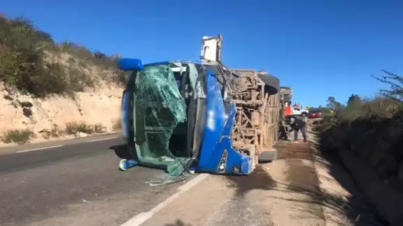 Esta mañana se registró la volcadura de un autobús de pasajeros de la empresa ADO Esta mañana se registró la volcadura de un autobús de pasajeros de la empresa ADO