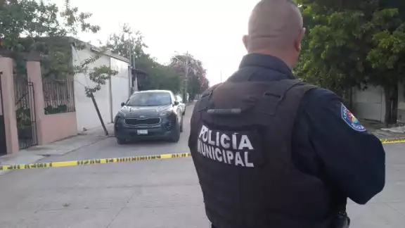 La fachada del inmueble presentaba daños producidos por proyectil de arma de fuego La fachada del inmueble presentaba daños producidos por proyectil de arma de fuego