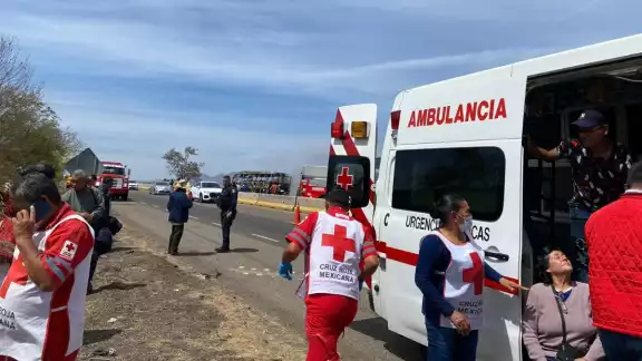 Elementos de la Cruz Roja brindaron auxilio a los pasajeros en Sinaloa Elementos de la Cruz Roja brindaron auxilio a los pasajeros en Sinaloa