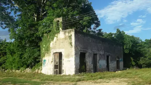 El poblado cuenta con una cancha de usos múltiples y una pequeña capilla El poblado cuenta con una cancha de usos múltiples y una pequeña capilla