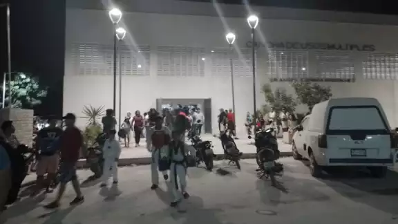 El menor fue trasladado al hospital al caer por una patada de su contrincante El menor fue trasladado al hospital al caer por una patada de su contrincante