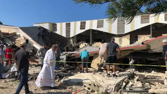 La iglesia se derrumbó durante una ceremonia de bautizo La iglesia se derrumbó durante una ceremonia de bautizo
