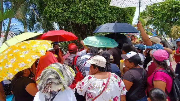 La protesta se lleva acabo frente el Palacio Municipal de Ciudad del Carmen La protesta se lleva acabo frente el Palacio Municipal de Ciudad del Carmen
