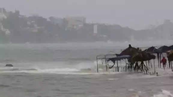 Se espera que el ojo del huracán Rick toque tierra alrededor del mediodía del lunes