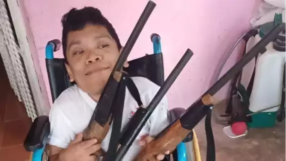 Jerald Ac Congo esculpe en madera, a pesar de padecer una enfermedad que limita su movilidad Jerald Ac Congo esculpe en madera, a pesar de padecer una enfermedad que limita su movilidad