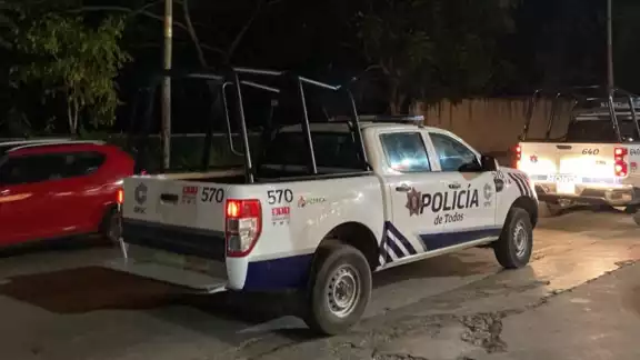 Los uniformados procedieron a revisar la manta, para luego recogerla Los uniformados procedieron a revisar la manta, para luego recogerla