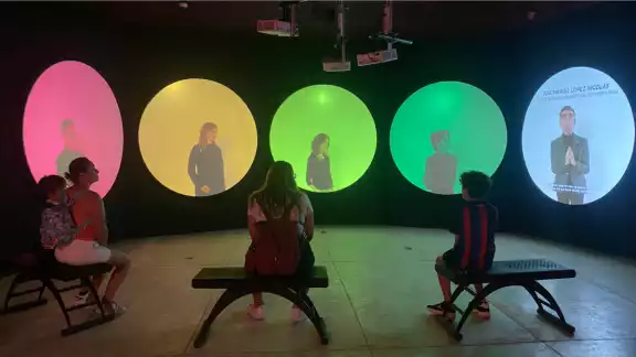 Cuenta con la exhibición Color, el conocimiento de lo invisible, la cual se compone de seis temáticas