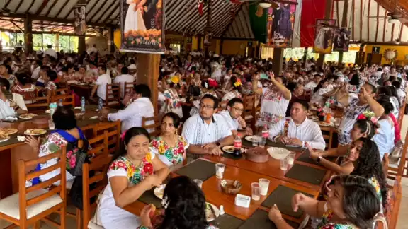En el área de restaurantes se llevó a cabo una ceremonia de agradecimiento que estuvo a cargo de un conocido sacerdote maya En el área de restaurantes se llevó a cabo una ceremonia de agradecimiento que estuvo a cargo de un conocido sacerdote maya