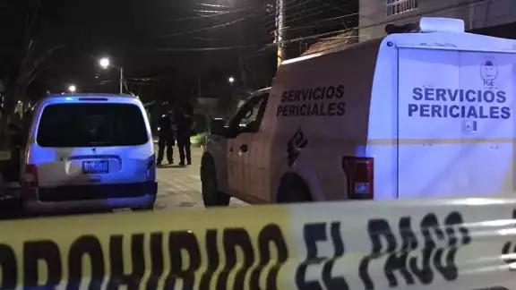 Personas armadas a bordo de un taxi ejecutan a balazos a un hombre en Cancún Personas armadas a bordo de un taxi ejecutan a balazos a un hombre en Cancún