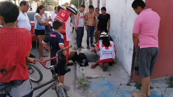 El motociclista fue auxiliado por paramédicos El motociclista fue auxiliado por paramédicos