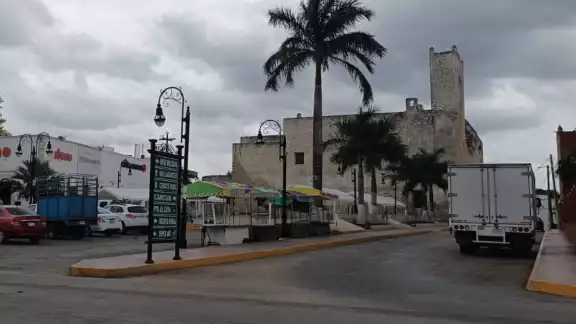 Una de las razones por la cual no se ve gente en las calles es el mal tiempo y algunos chubascos