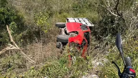 El conductor resultó ileso tras la aparatosa volcadura en Huhí El conductor resultó ileso tras la aparatosa volcadura en Huhí