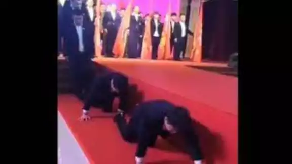 Los empleados gatearon por todo el salón. foto: Especial