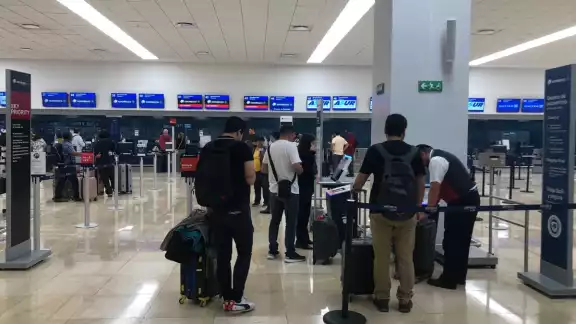 Este domingo se han registrado vuelos cancelados y adelantados Este domingo se han registrado vuelos cancelados y adelantados