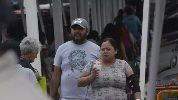 Una ola de calor puede durar más de tres días, genera pérdida de agua por evaporación, sus efectos son mayores durante la tarde y los meses de más impacto son abril mayo junio y julio Una ola de calor puede durar más de tres días, genera pérdida de agua por evaporación, sus efectos son mayores durante la tarde y los meses de más impacto son abril mayo junio y julio