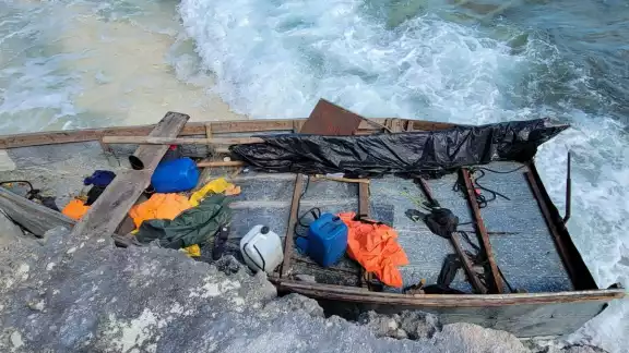 La madrugada de este martes recaló una balsa cubana entre los acantilados de Isla Mujeres La madrugada de este martes recaló una balsa cubana entre los acantilados de Isla Mujeres