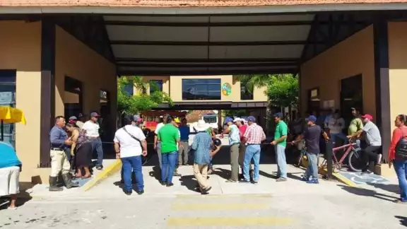 Los trabajadores advirtieron que no dejarán el lugar hasta que se haya solucionado el problema Los trabajadores advirtieron que no dejarán el lugar hasta que se haya solucionado el problema