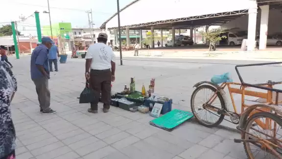 Loa vecinos afirmaron que los ambulantes se retiran del lugar público, pero dejan basura Loa vecinos afirmaron que los ambulantes se retiran del lugar público, pero dejan basura