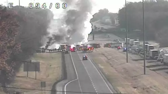 Un choque entre un trailer y un camión que transportaba estudiantes, dejó el menos 3 muertos, en Ohio Un choque entre un trailer y un camión que transportaba estudiantes, dejó el menos 3 muertos, en Ohio
