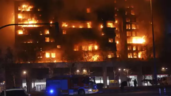 Un incendio en un edificio de departamentos en Valencia, España, han dejado ver imágenes desgarradoras