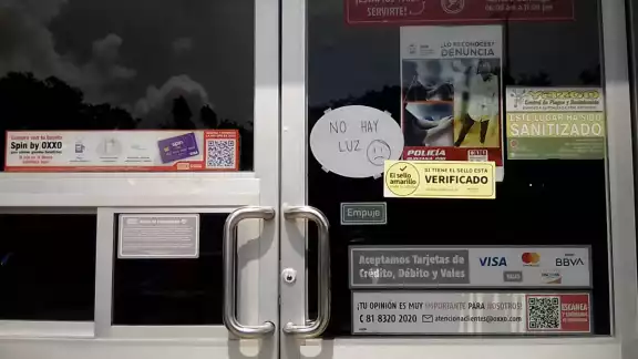 Al no haber luz, algunos negocios cerraron sus puertas, pues al tener productos que se les echan a perder, han llegado a tener pérdidas por cantidades considerables. Al no haber luz, algunos negocios cerraron sus puertas, pues al tener productos que se les echan a perder, han llegado a tener pérdidas por cantidades considerables.