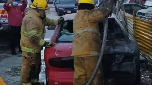 A los bomberos les llevó 17 mil litros de agua apaciguar las llamas A los bomberos les llevó 17 mil litros de agua apaciguar las llamas