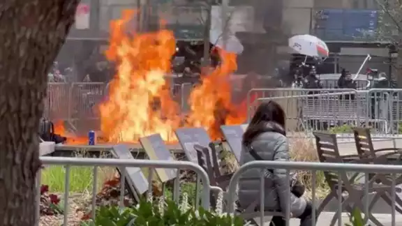 Un hombre identificado como Max Azzarello se prendió fuego afuera de la Corte donde se lleva a cabo el juicio contra el ex presidente Donald Trump en Nueva York Un hombre identificado como Max Azzarello se prendió fuego afuera de la Corte donde se lleva a cabo el juicio contra el ex presidente Donald Trump en Nueva York