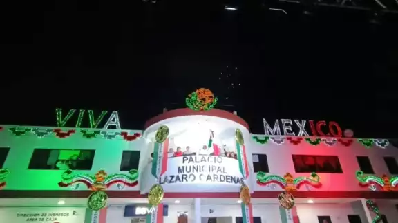 Algunos optarán ver la transmisión del evento en la televisión, mientras que otros eligen acudir a la Plaza de la Constitución para vitorear el grito con las autoridades.