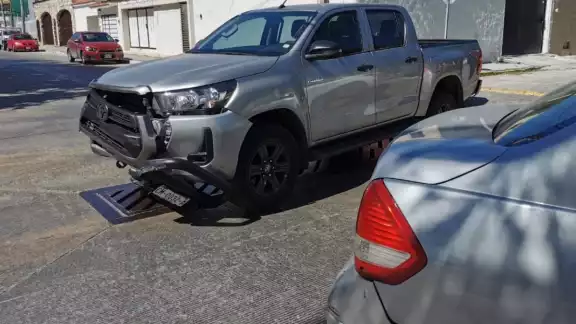 el impacto fue directo contra el costado del automóvil debido a la velocidad el impacto fue directo contra el costado del automóvil debido a la velocidad