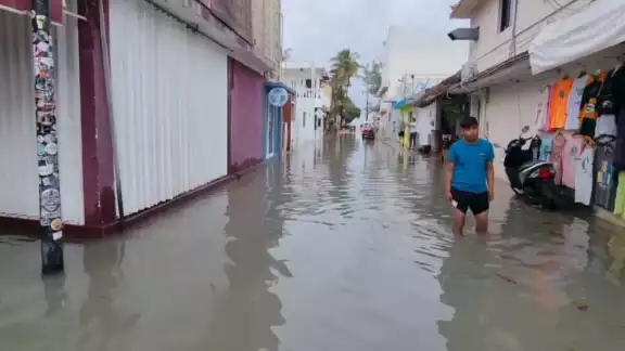 La inundación no duró mucho tiempo. Desde primera hora, empleados de la zona escurrieron la calle para dejar los negocios presentables para los visitantes.